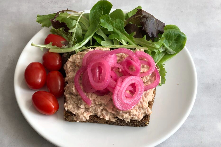 TUNSALAT med SYLTEDE RØDLØG