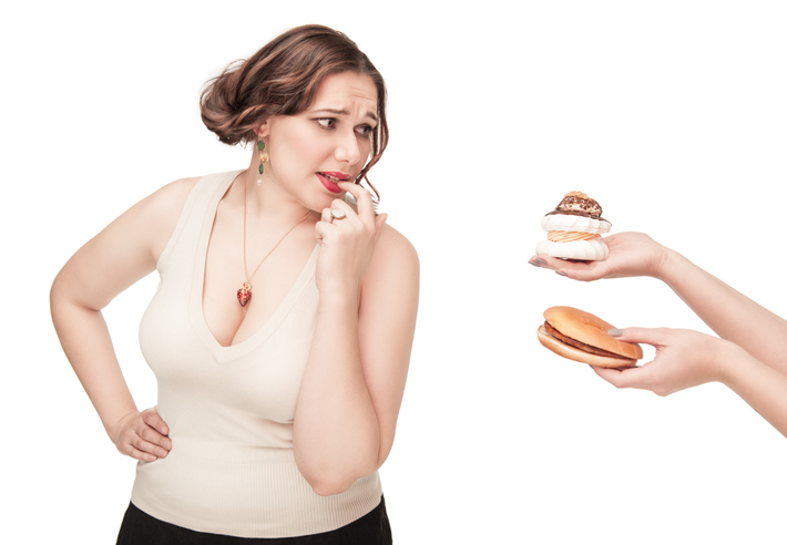 Plus size woman seduced with hamburger and pastry Vægttab madro madstress